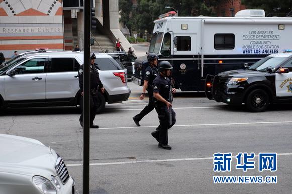美国加州大学洛杉矶分校6月1日发生枪击事件,图为警方在案发现场。照片由加州大学洛杉矶分校学生提供。