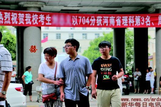 某县城高中校门口。摄影:本报记者完颜文豪