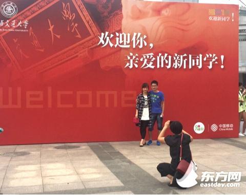 新生和家长在校园里合影留念。