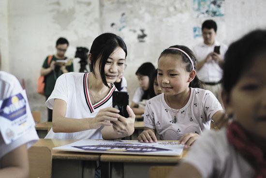奥运冠军劳丽诗与坡峨小学的孩子们交流