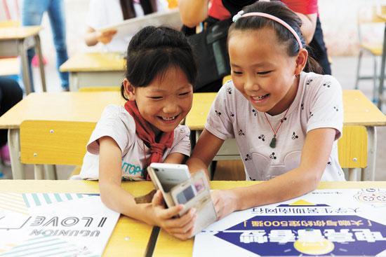 坡峨小学的小姐妹正在通过视频和母亲对话 华北电力大学 陈一钦