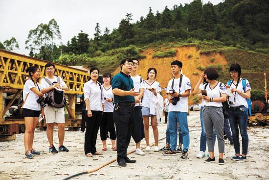 东兰县国清中学采访现场 华北电力大学 陈一钦