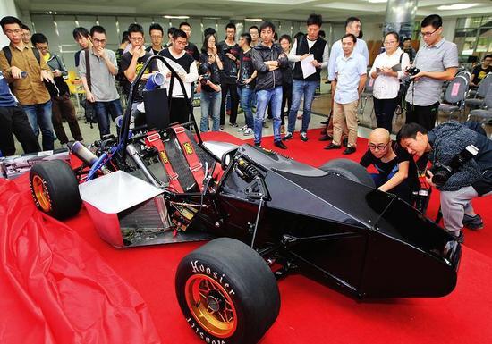 学生们自主研制的方程式赛车亮相 本报记者 马昭 摄