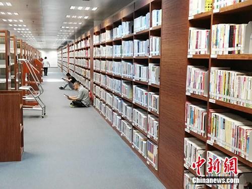 国家图书馆内席地而坐的读者。<a href='http://www.chinanews.com/' >中新网</a>记者 宋宇晟 摄 国家图书馆内席地而坐的读者。中新网记者 宋宇晟 摄