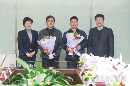 (靳诺书记、刘伟校长为杰出人文学者青年学者陈胜前、朱浒颁发聘书)