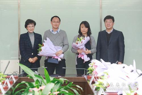 (靳诺书记、刘伟校长为杰出人文学者青年学者胡祥雨、侯深颁发聘书)