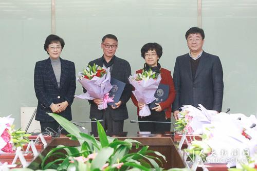 (靳诺书记、刘伟校长为杰出人文学者青年学者郑志良、王宇洁颁发聘书)