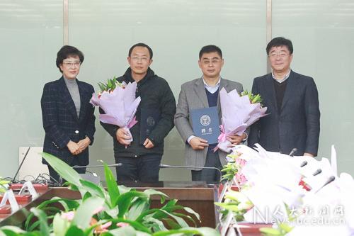 (靳诺书记、刘伟校长为杰出人文学者青年学者徐晓旭、韩东晖颁发聘书)