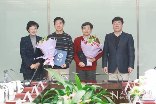 (靳诺书记、刘伟校长为杰出人文学者特聘教授杨念群、夏明方颁发聘书)