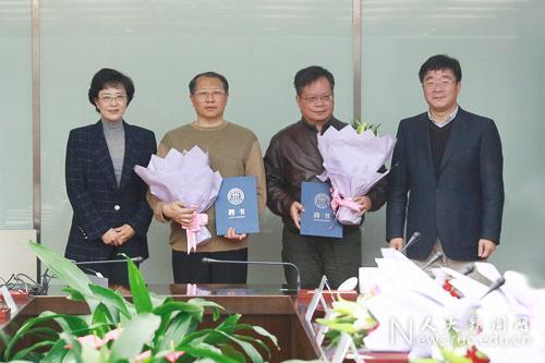 (靳诺书记、刘伟校长为杰出人文学者特聘教授孙家洲、袁济喜颁发聘书)