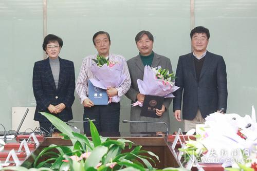 (靳诺书记、刘伟校长为杰出人文学者特聘教授高旭东、乌云毕力格颁发聘书)
