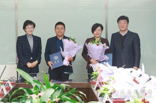 (靳诺书记、刘伟校长为杰出人文学者青年学者罗骞、吴真颁发聘书)