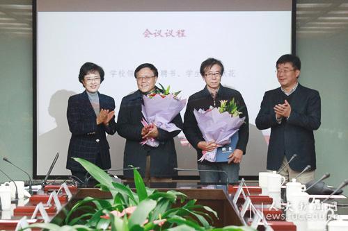 (靳诺书记、刘伟校长为杰出人文学者特聘教授段忠桥、龚群颁发聘书)