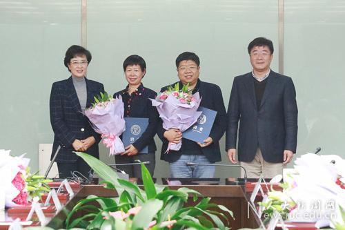 (靳诺书记、刘伟校长为杰出人文学者特聘教授黄爱平、青年学者臧峰宇颁发聘书)