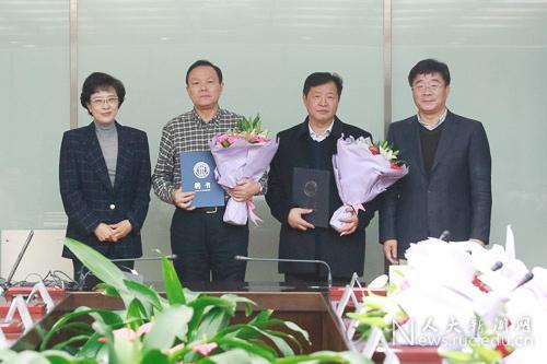 (靳诺书记、刘伟校长为杰出人文学者特聘教授程光炜、谢地坤颁发聘书)