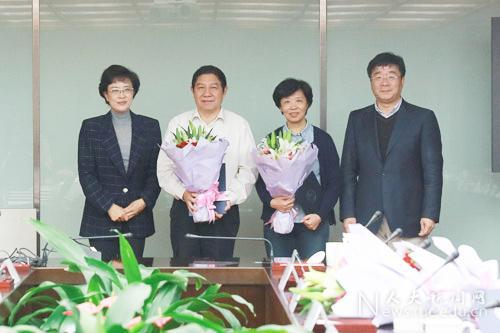 (靳诺书记、刘伟校长为杰出人文学者特聘教授杨慧林、刘晓力颁发聘书)