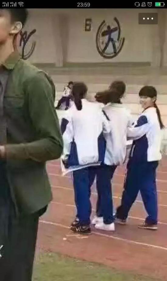 校草体育老师上课,女同学频频回头