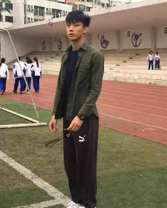 网上不少迷妹直呼,“别人的体育老师怎么这么帅”