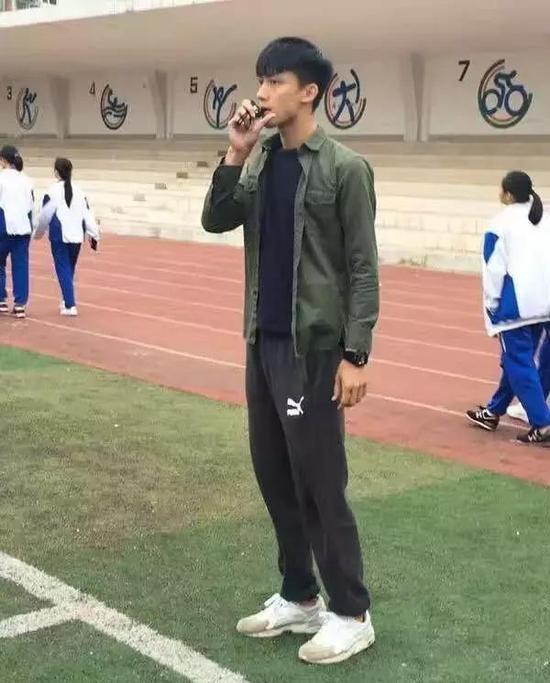 校草体育老师正在上课