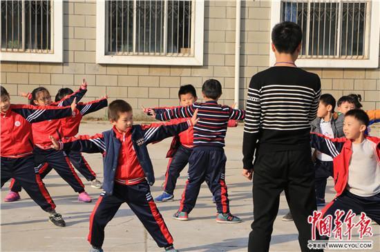 二年级学生在上武术课。孙亚男/摄
