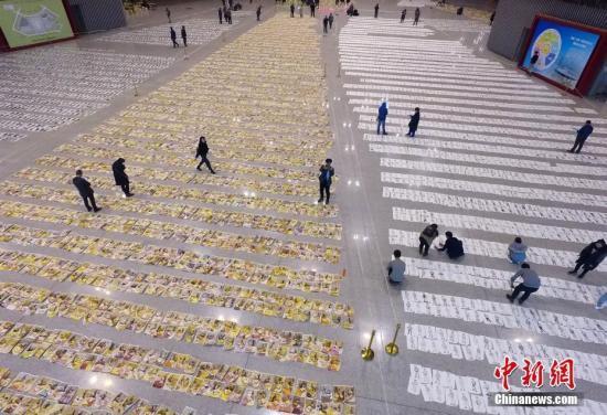 11月5日,山西太原,专业评卷老师分组浏览“画海”,为15000张美术考卷打分。当日,山西美术联盟高考专业测试结束,5000名美术类高考生在考前进行实战模拟测评。 中新社记者 韦亮 摄