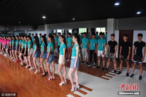 资料图:今年暑假期间,许多高三学生抓住假期时间,进行为期一个多月的身体素质训练,进行形体、队列、站姿、手势及表演方面的强化训练,全力备战2017年艺考。 图片来源:视觉中国