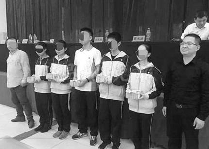 一场家长会,开成了“分红会”,百元大钞在主席台上堆成小山,获奖学生手捧一摞摞现金,和老师校长合影……