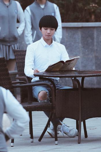 王俊凯在片场复习历史。