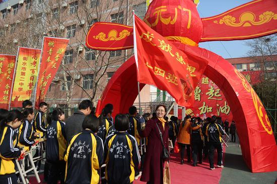 学生们走过“状元门”