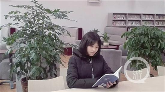 雷思俞在读书。