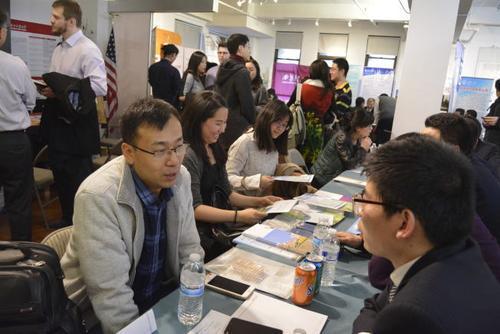 陕西高校专场招聘会的纽约会场上人头攒动,不少来自知名高校的中国留学生来此争取回国发展机会。(美国《世界日报》/俞姝含 摄)