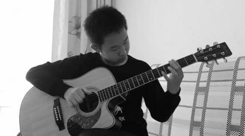 吉他少年刘嘉卓正在翻弹歌曲。