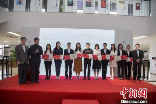 在“世界读书日”到来之际,清华大学今日颁出由杨绛、钱钟书稿酬设立的“好读书”奖学金。 张宇 摄