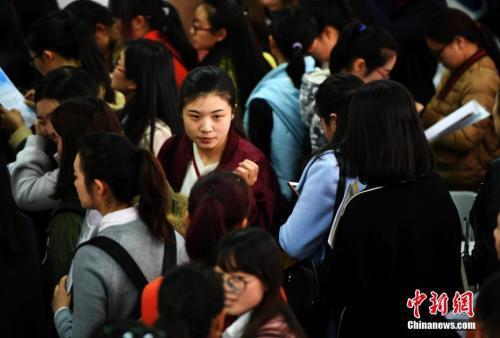 资料图:昆明某招聘会。<a href='http://www.chinanews.com/'>中新社</a>记者 李进红 摄