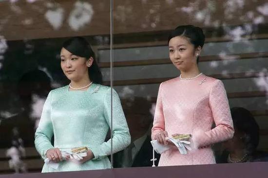 佳子公主(右)与她的姐姐真子公主(左)