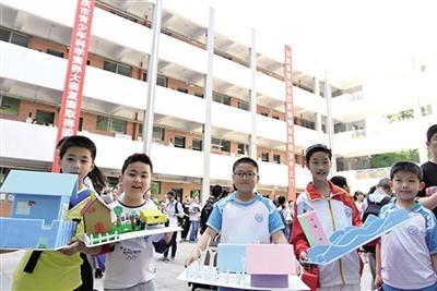 中小学生比拼科创作品。