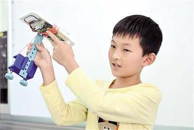 中小学生比拼科创作品。