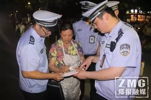 郑州二七区执法局对辖区内夜间占道经营和夜市大排档集中开展整治行动。(来源:郑州晚报)