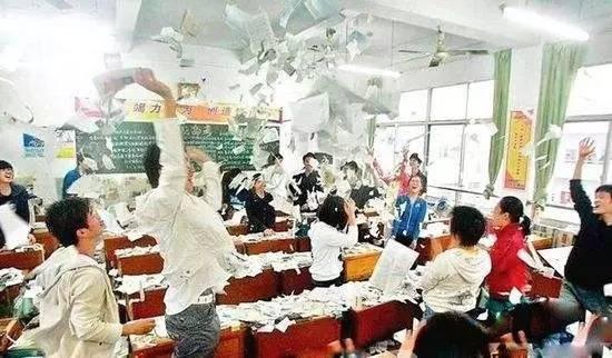 担心夜半蛙叫影响孩子,家长喷杀虫剂
