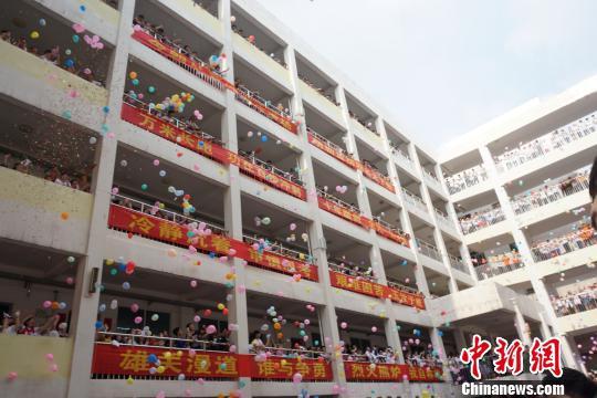 6月4日,广西柳州市柳江中学为高三学生举行”祝福高三”活动,高一、高二学生以“喊楼”、放飞解压气球、制作祝福展板等形式,为高三学子助威。 戴凝宁 摄