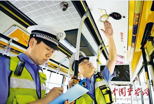 6月5日,四川省绵阳市公安局交警支队直属一大队民警对高考专用公交车进行安全检查。张悦 摄
