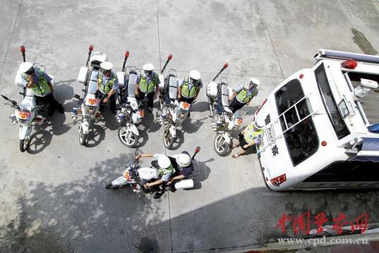 6月5日,福建省顺昌县公安局交警大队民警集中了解接送考生安全注意事项。陈柏材 摄