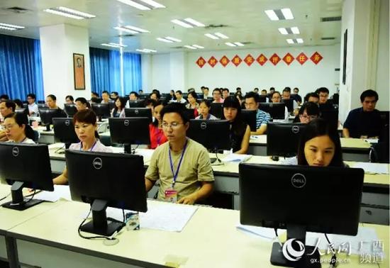 高考评卷点内,评卷老师正在阅卷评分 (赵洋君摄)