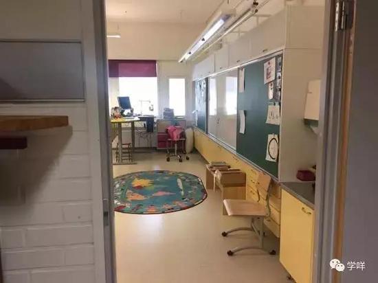 在这所乡村小学里,小学一年级的孩子正在上数学课,但是看不到老师