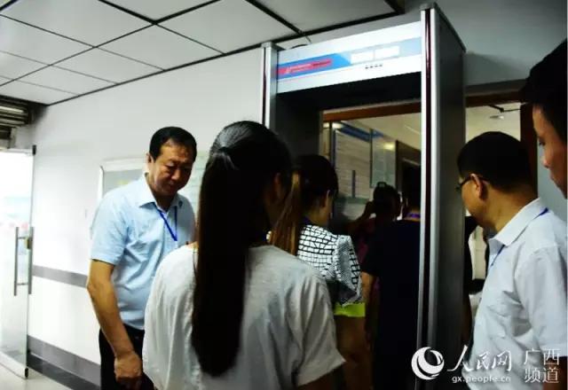 参观代表需通过金属探测仪检测系统 确认没有携带多余物品后方可进入评卷点 (赵洋君 摄)