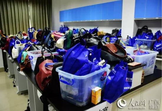 所有评卷教师、工作人员的随身物品都必须放在评卷点外的物品放置处 (赵洋君摄)