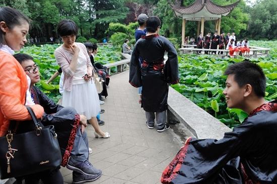 图为6月11日,中国科大校园里,少年班学生身穿汉服拍摄毕业照。当天是中国科大自主招生面试的日子。
