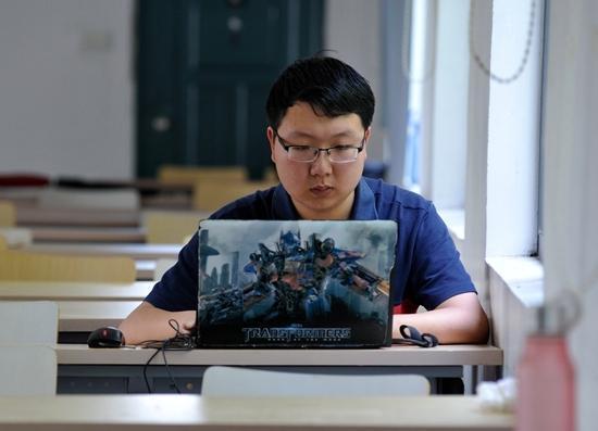 图为5月10日,19岁的少年班学生李磐在自习室 准备毕业论文。