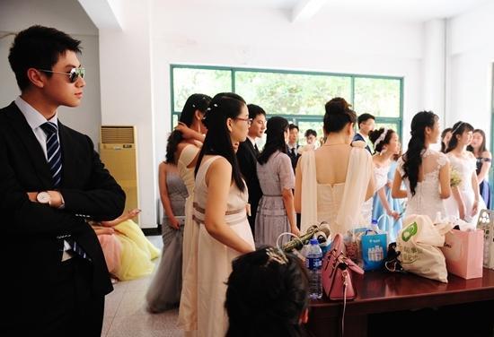图为5月21日,少年班学院创新试点班的王初临(左一)和女友郭贺侠一起准备参加中国科大毕业红毯秀。