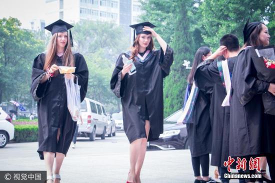 资料图:就读于北京语言大学的各种颜色的皮肤、各种颜色的头发的留学生们迎来了自己的毕业典礼。图片来源:视觉中国